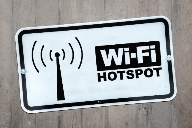 cartel de una señal de hotspot wifi